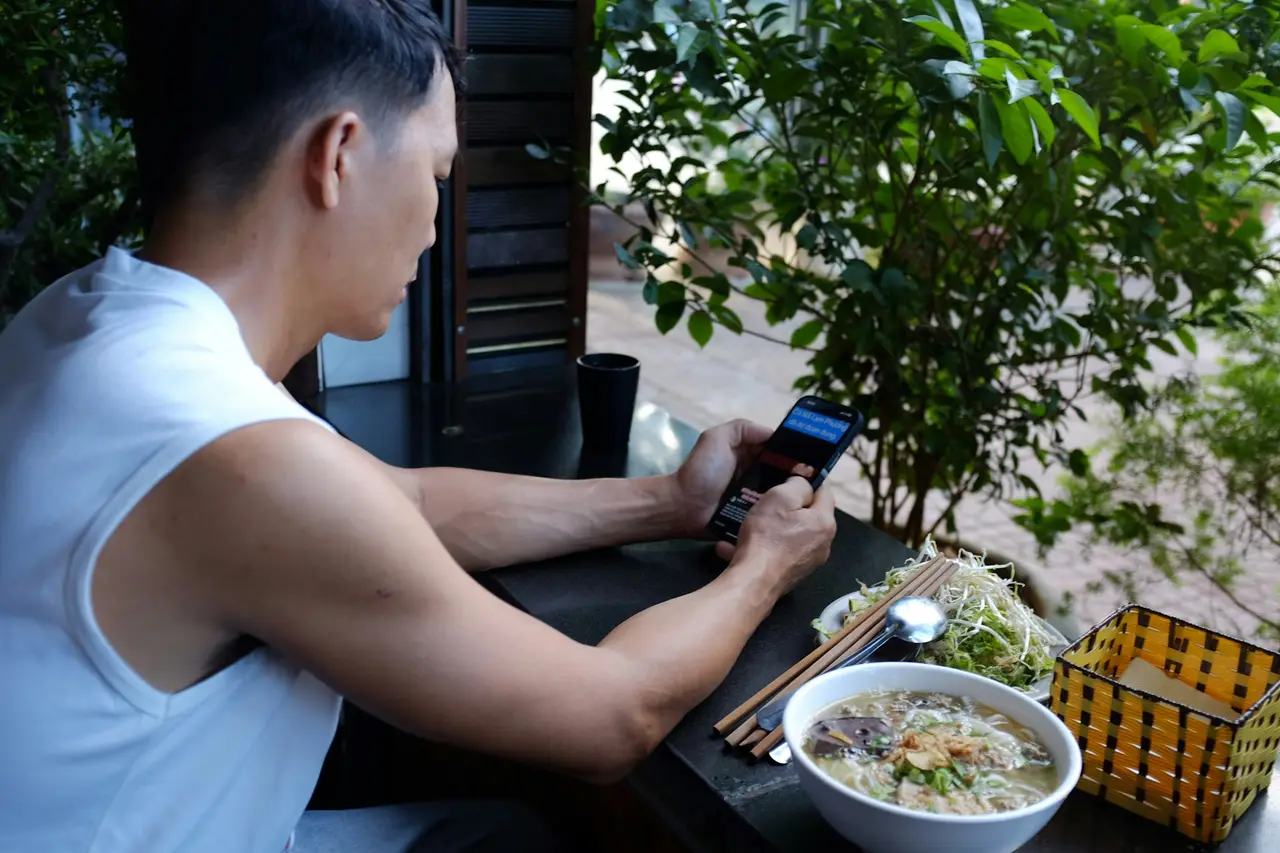 A guest paying from his own phone at the table
